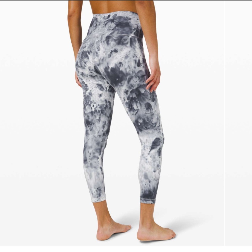 Lululemon Wunder Under High-Rise Tight 25" 
*Luxtreme Marble Dye Classic Navy